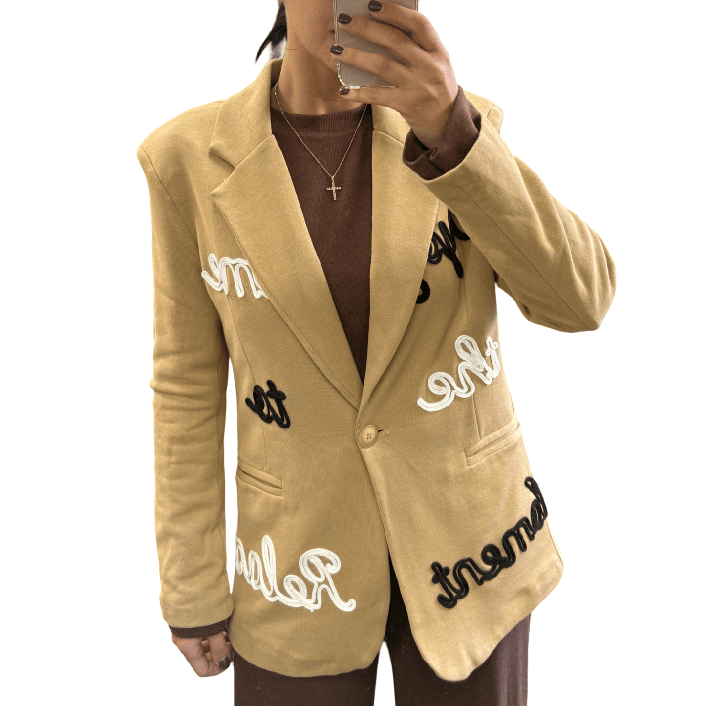 Bež sako s natpisima – Moderan i upečatljiv komad za svaku priliku - AMBER STORE