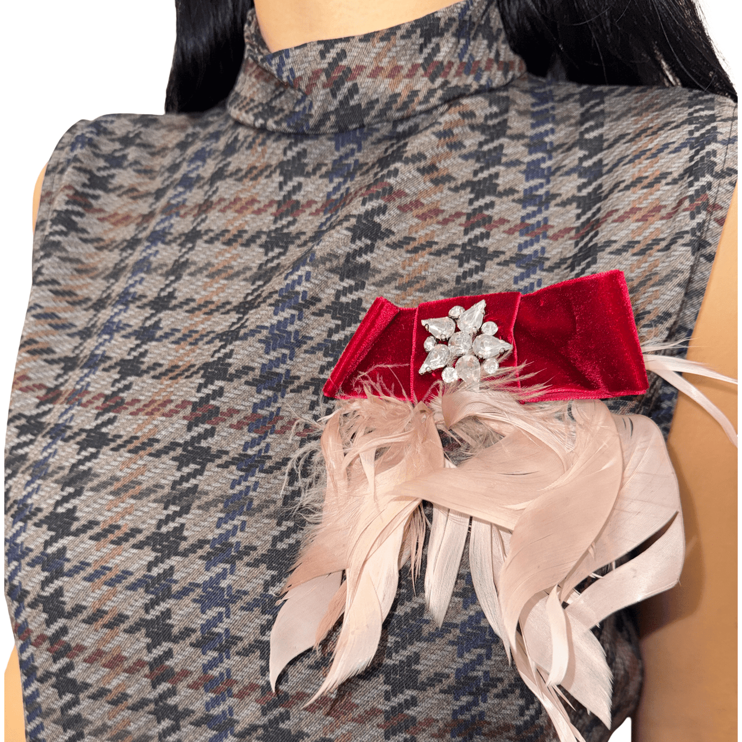 Elegantna karirana haljina bez rukava s ukrasom na ramenu – Jesenski chic stil - AMBER STORE