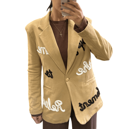 Bež sako s natpisima – Moderan i upečatljiv komad za svaku priliku - AMBER STORE