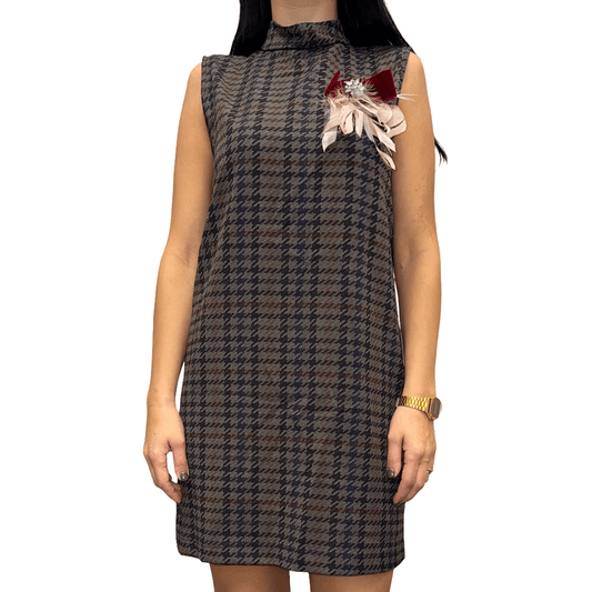 Elegantna karirana haljina bez rukava s ukrasom na ramenu – Jesenski chic stil - AMBER STORE