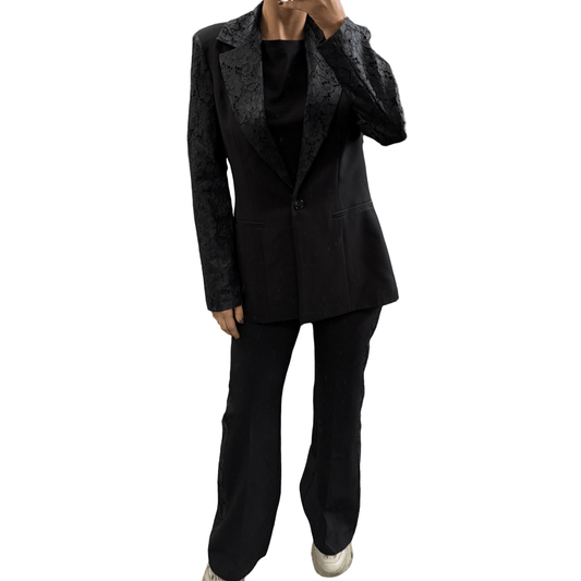 Elegantno crno žensko odijelo s čipkastim detaljima - AMBER STORE