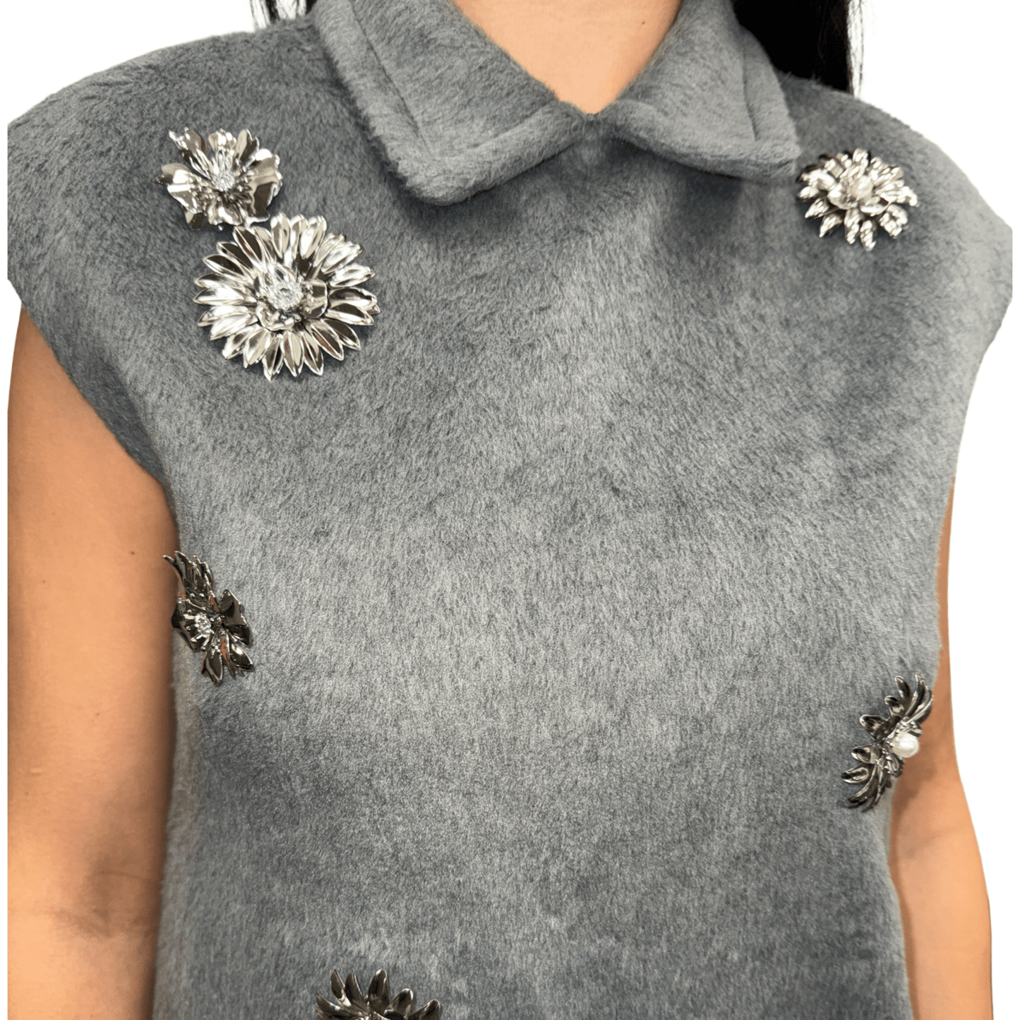 Siva mini haljina s kristalnim detaljima i retro kragnom - AMBER STORE