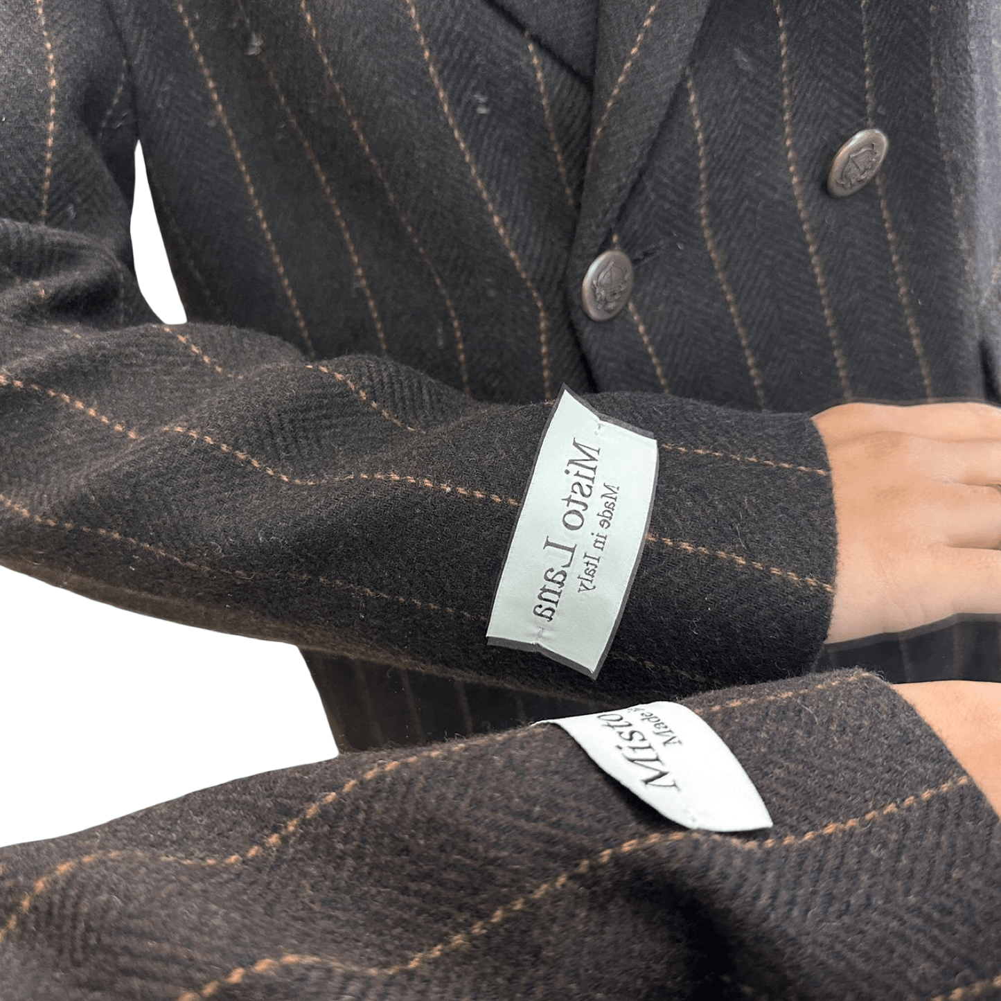 Smeđi kaput s prugama – moderan i upečatljiv izbor za hladne dane - AMBER STORE