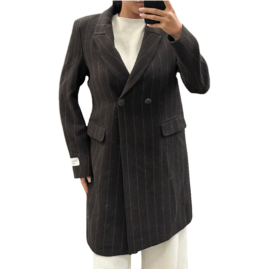 Smeđi kaput s prugama – moderan i upečatljiv izbor za hladne dane - AMBER STORE