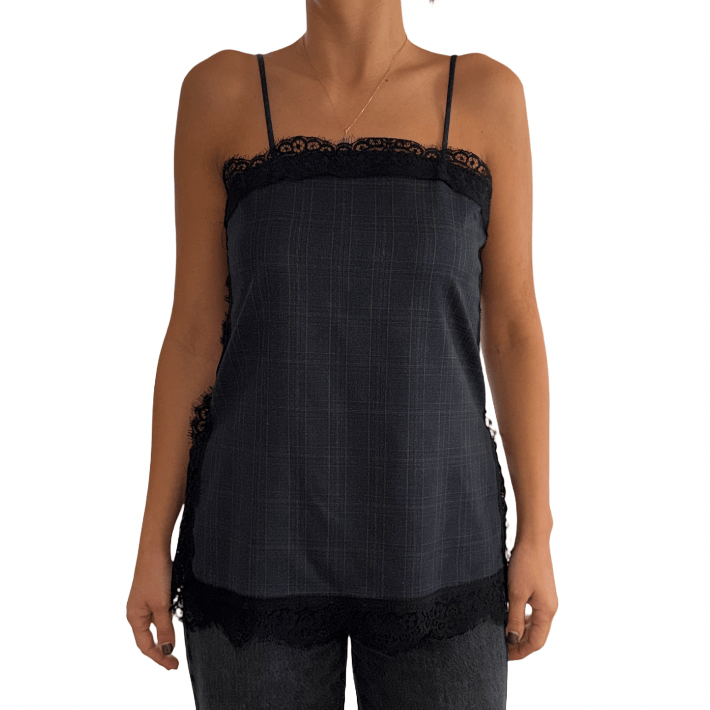 Top s čipkom i okruglim dekolteom – Elegantni detalji za svaki stil - AMBER STORE